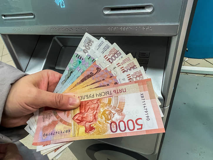 Наличные рубли потребовали комиссионых