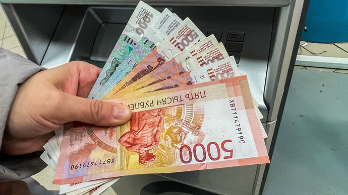 Наличные рубли потребовали комиссионых