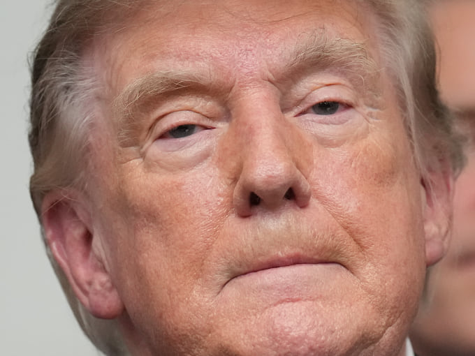 Дональд Трамп решил надавить на экономику