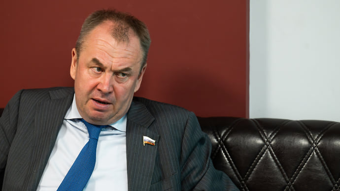 Бланки, деньги, два ножа