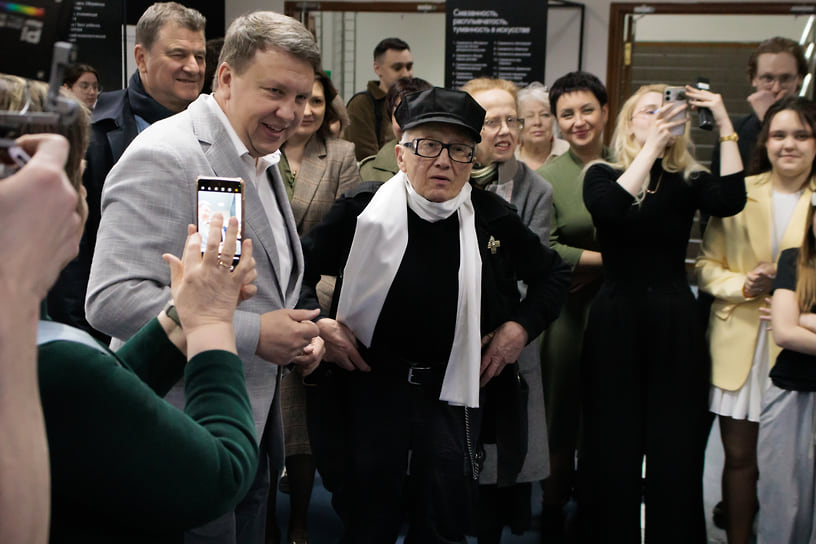 Михаил Шемякин в Международном институте дизайна и сервиса (МИДиС) в Челябинске на открытии его выставки. На фото: ректор МИДиС Максим Усынин; Михаил Шемякин; Андрей Реус, методолог и руководитель программы управленческой подготовки МИДиС. 