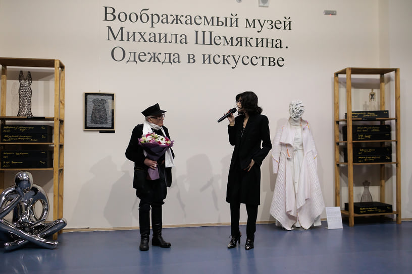 Ирина Текслер приветствует Михаила Шемякина на открытии его выставки в МИДиС. На фото: Михаил Шемякин; Ирина Текслер, учредитель «Фонда социальных, культурных и образовательных инициатив 2020» 