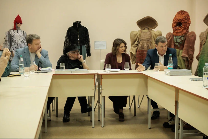 Участники круглого стола в МИДиС обсуждают роль креативного мышления в подготовке дизайнеров, управленцев и специалистов цифровой сферы. На фото: Максим Усынин, ректор МИДиС; Михаил Шемякин; Андрей Реус; Ольга Сазонова, генеральный директор Центра Михаила Шемякина в Санкт-Петербурге; Светлана Кетова, преподаватель кафедры дизайна, рисунка и живописи МИДиС 
