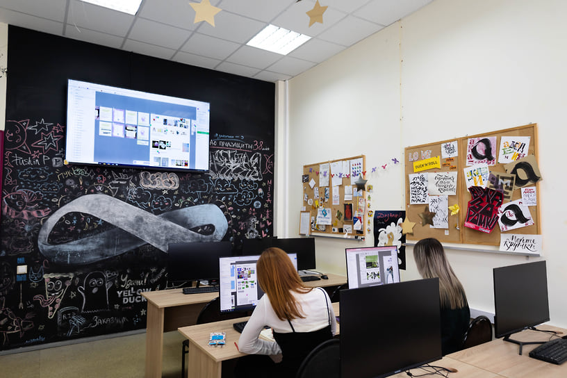 Пара студентов графического дизайна в мастерской «Желтая утка» МИДиС 
