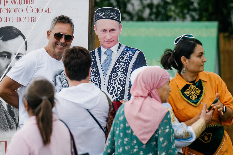 Ростовой макет с изображением Владимира Путина в национальной одежде пользовался особой популярностью у гостей праздника