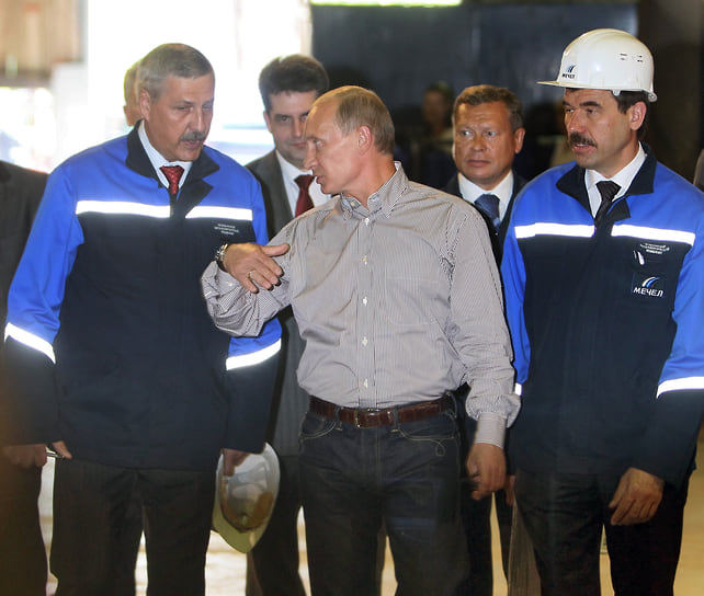 Председатель правительства России Владимир Путин на «Челябинском металлургическом комбинате» в ходе рабочей поездки в Челябинск, 2010 год
