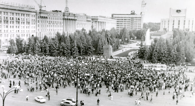 Вид площади Революции в Челябинске во время митинга-протеста против ГКЧП