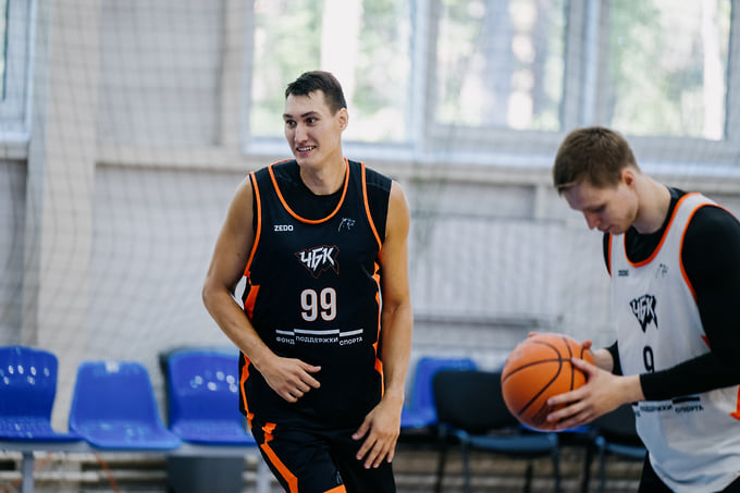 Даниил Зиборов (№99) и легкий форвард Иван Макаров (№9)