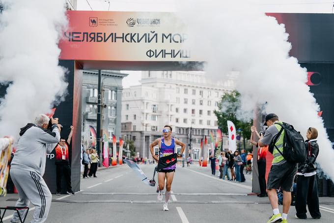 Финиш победителя главного забега