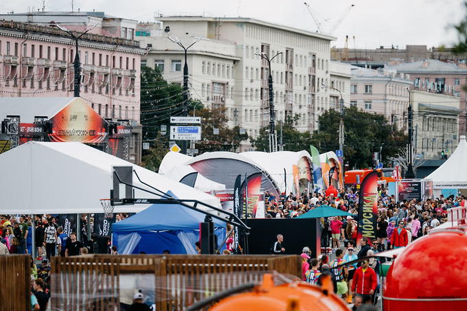 На площади Революции был развернут большой стартовый городок