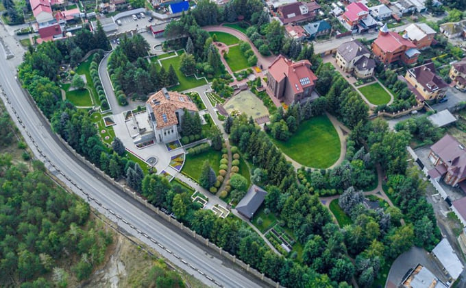 Целиком бывшую резиденцию Александра Аристова и Юрия Антипова выкупить не получится