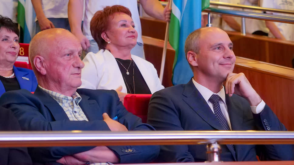 Член совета директоров АО СЗ «РСГ-Академическое» Алексей Воробьев (слева) и губернатор Свердловской области Денис Паслер (справа) 