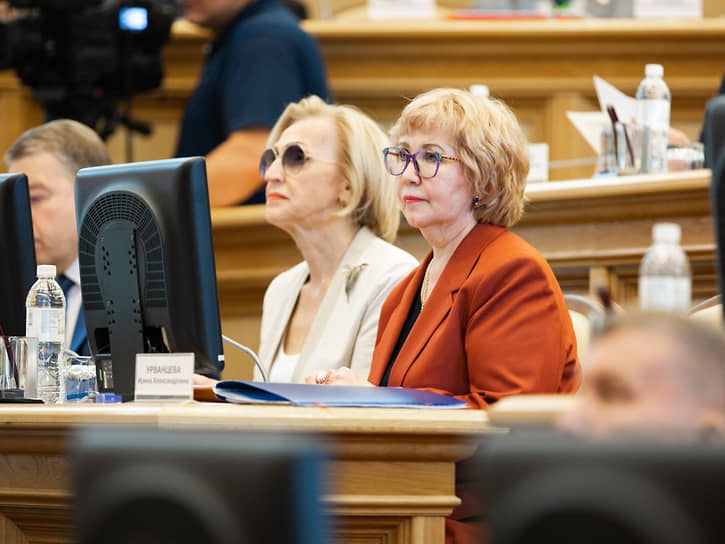 Ирина Урванцева (справа)