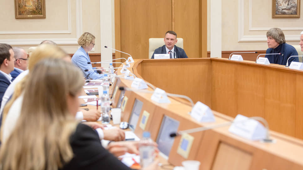 Александр Каптюг (в центре) обсудил проблемы бизнеса с представителями МСП 