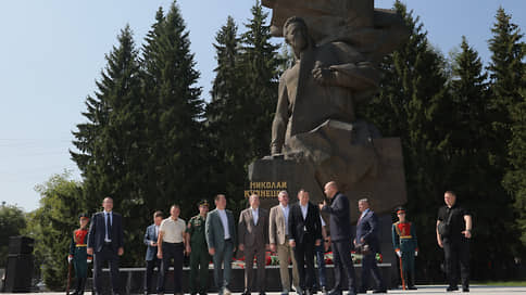 Полпред Жога открыл обновленный памятник разведчику Кузнецову на Уралмаше