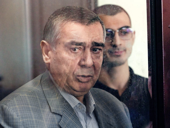 Бывший лидер азербайджанской диаспоры в Свердловской области Шахин Шыхлински (слева) во время заседания.