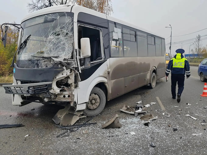 В Березовском в ДТП с грузовиком пострадали восемь пассажиров автобуса