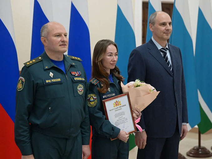 Губернатор и глава МЧС наградили свердловских спасателей