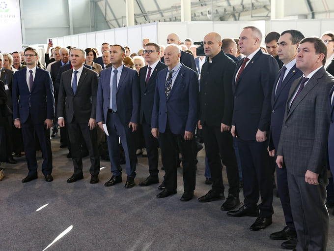 Справа налево: и.о. главы Свердловской области Алексей Шмыков, замминистра сельского хозяйства РФ Роман Некрасов, губернатор ХМАО Руслан Кухарук, полпред президента в УрФО Артем Жога, первый губернатор Свердловской области Эдуард Россель, губернаторы Алексей Текслер (Челябинская область), Вадим Шумков (Курганская область) и Александр Моор (Тюменская область)  