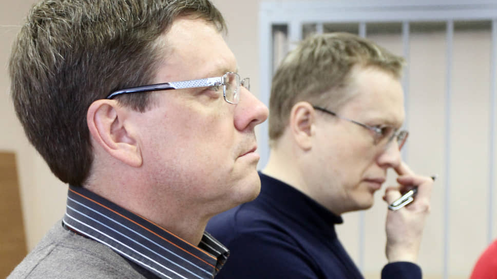 Бывшие топ-менеджеры ЗАО «Корпорация „Уралинвестэнерго“» Павел Подкорытов (справа) и Вадим Губин (слева) во время оглашения приговора в Кировском районном суде в 2011 году 