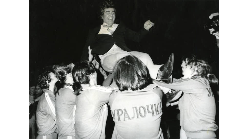 С 1969 года по настоящее время команду тренирует заслуженный тренер СССР Николай Карполь. (На фото Николай Карполь после победы "Уралочки" на Чемпионате СССР).