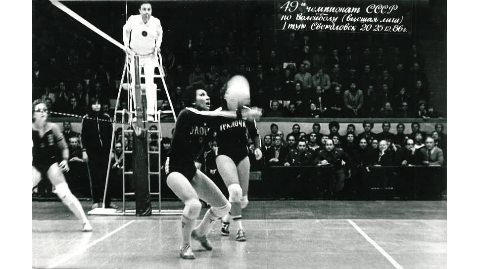 В сезонах 1980-82 годов «Уралочка» одержала три победы подряд в чемпионате СССР, продолжив свое первенство на внутренней арене. В 1983 году свердловская команда не сумела продлить свою чемпионскую серию. Команда становилась серебряным призером турнира, но затем вернула чемпионский титул в сезоне 1985/86. До распада СССР свердловские спортсменки не отдавали звание чемпиона страны, в общей сложности выиграв турнир 11 раз.