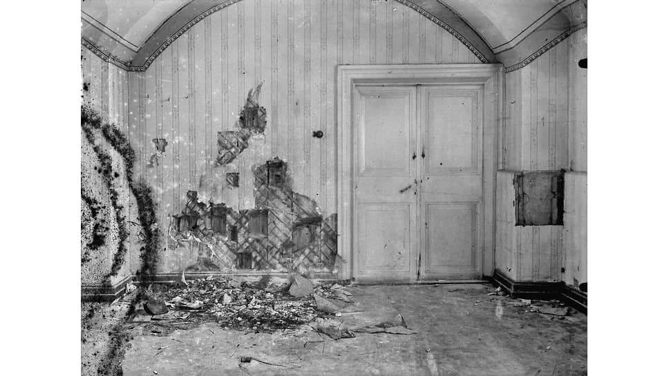 Ночь с 16 на 17 июля 1918 года стала роковой. К членам царской семьи, содержавшимся под стражей, вошел один из руководителей Екатеринбургского ЧК и комендант «Дома особого назначения» Яков Юровский и объявил им, что их родственники в Европе продолжают наступление на советскую Россию. Поэтому было принято решение расстрелять всю семью. Спецкоманда привела приговор в исполнение в подвале дома Ипатьева.