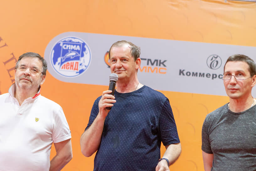 Турнир по настольному теннису "Уральская шляпа-2018". Слева направо: директор по общим вопросам УГМК Владимир Белоглазов, собственник "Сима-ленда" Андрей Симановский и гендиректор "Коммерсантъ-Урал" Сергей Плахотин 