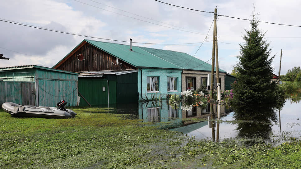 Вода из реки Ницы заходит на участки, дворы, огороды, заливает поленья дров, которые люди готовили к зиме. 