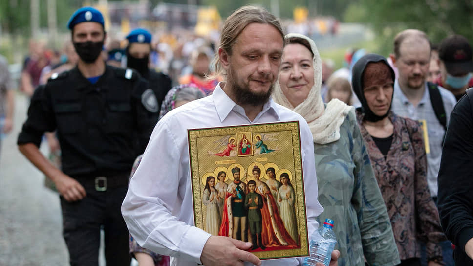 Традиционный Царский крестный ход каждый год проходит в ночь с 16 на 17 июля от Храма-на-крови до монастыря святых Царственных страстотерпцев в урочище Ганина Яма