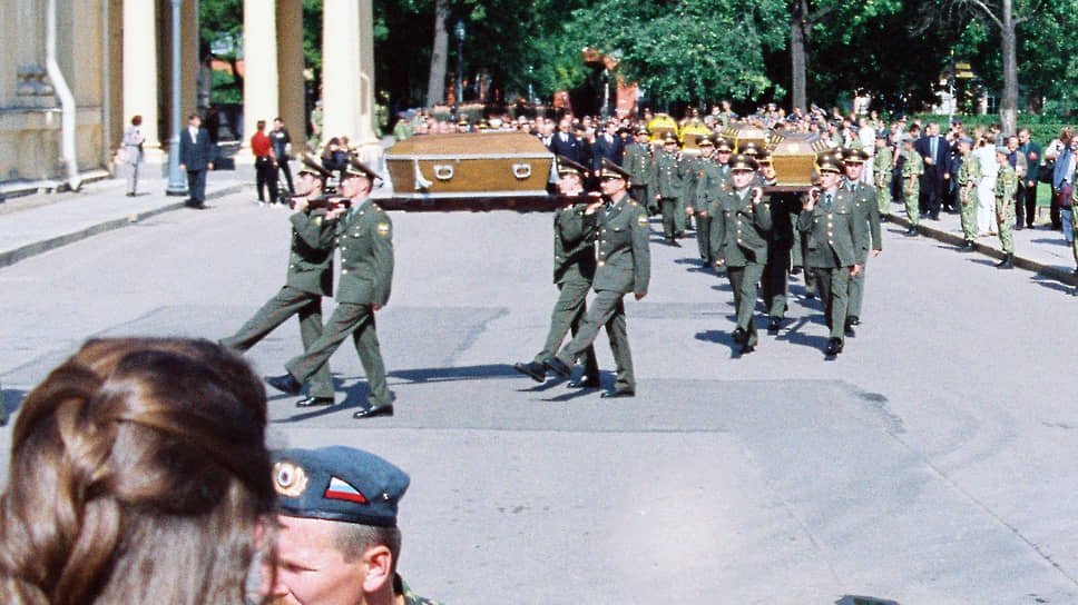 Похороны членов царской семьи в июле 1998 года в Санкт-Петербурге