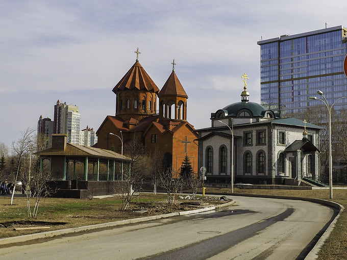 Старообрядческая церковь (справа) закрыта, а армянская церковь (слева) — открыта 