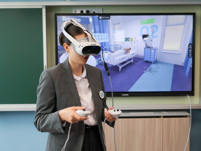 Учитель во время демонстрации работы VR-тренажера