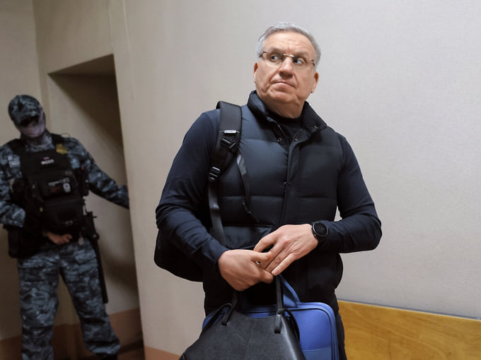 Алексей Бобров перед заседанием суда