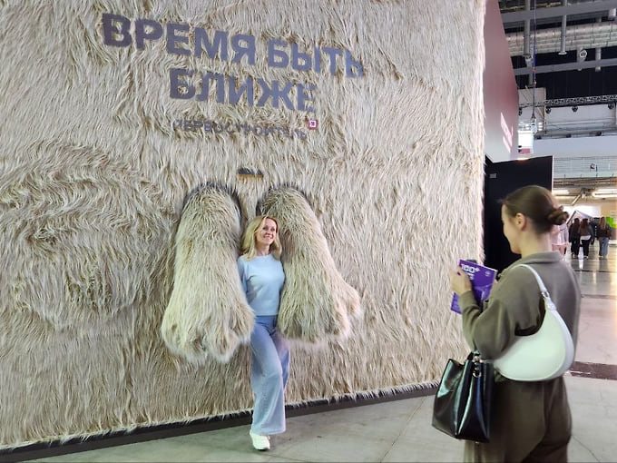 На стенде застройщика посетителей обнимали меховые лапы