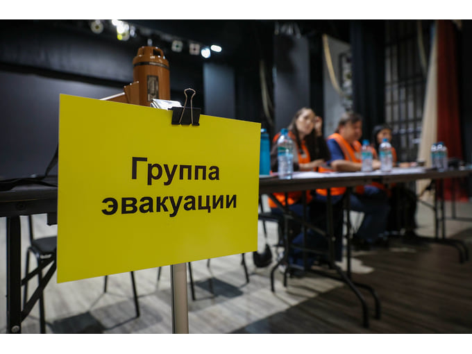 Участники учений в эвакопункте