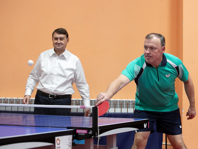 Алексей Орлов занимается разными видами спорта: играет в настольный теннис, волейбол и бильярд. На фото — помощник президента России Игорь Левитин и глава Екатеринбурга на турнире по настольному теннису "Уральская шляпа".