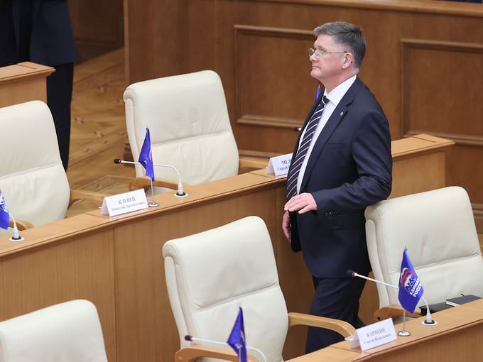 Депутат заксобрания Свердловской области, бывший мэр Березовского Евгений Писцов перед началом заседания