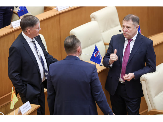 Депутат заксобрания Свердловской области Вячеслав Вегнер (справа)