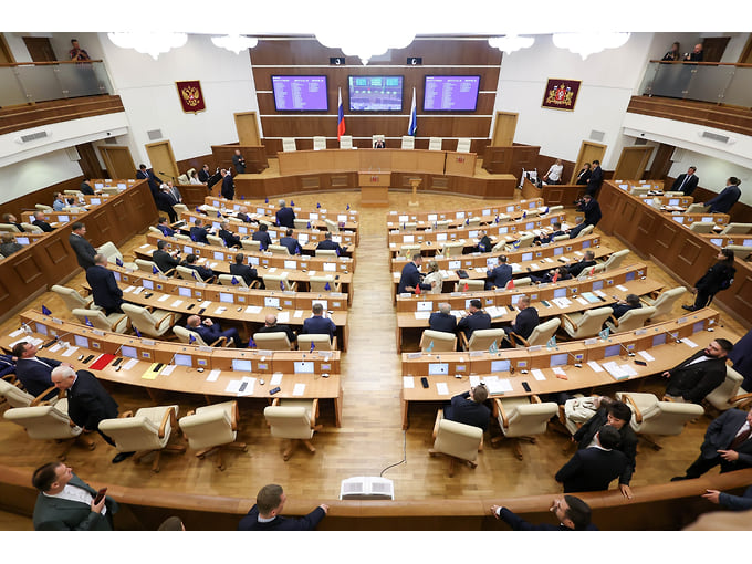 Председателем заксобрания Свердловской области избрали руководителя исполнительного комитета регионального отделения «Единой России» Дмитрия Жукова. Он сменил Людмилу Бабушкину, которая возглавляла однопалатный парламент с момента объединения областной думы и палаты представителей в 2011 году