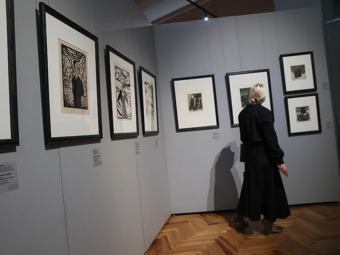 Посетитель на выставке "Интербеллум. Искусство Европы и Америки 1920-1930-х годов"