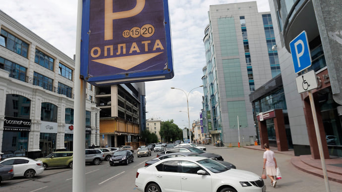 Депутаты разошлись по машиноместам
