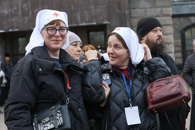 Сестры милосердия на открытии выставки