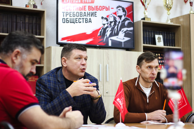 Слева направо: Юрий Балахонцев и первый секретарь удмуртского рескома КПРФ Иван Гвоздак
