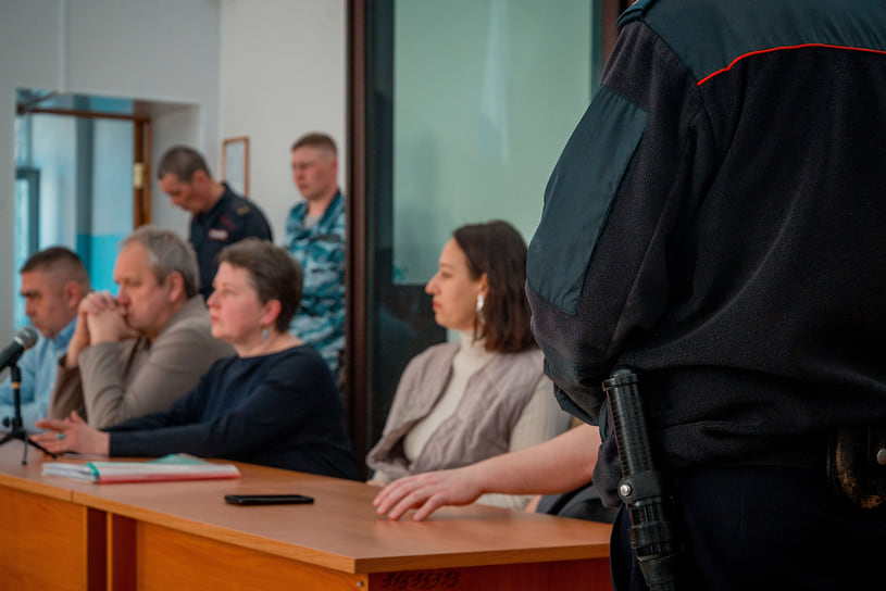 Материальный ущерб бюджету столицы Удмуртии определили в более чем 34 млн руб. Гражданский иск прокуратуры Башкирии к фигурантам о взыскании этих средств оставлен без рассмотрения, решение по нему будет приниматься в рамках гражданского судопроизводства 