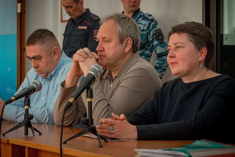 В центре — фактический руководитель застройщика «Ухтомского один» Олег Бушмакин, в пользу которого, считает следствие, был передан земельный участок под строительство многоквартирного дома. Ему инкриминируется подстрекательство (ст. 285 УК) 