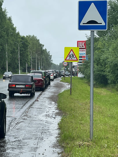 Очередь из автомобилей на заправке «Лукойл»
