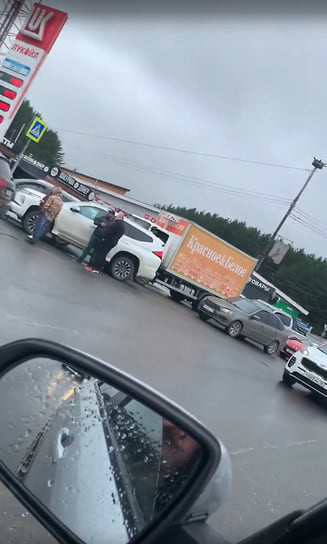 Водители в ожидании бензовоза