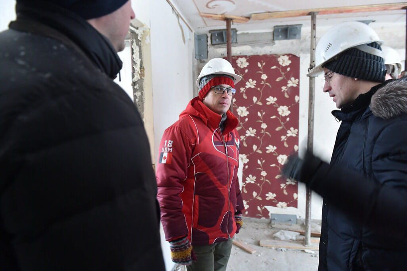 «Стройка — это такой бордель! Это уму непостижимо! Хочется спросить по Петрова, 49, кто экспертизу делал? Не дай Бог бы он был достроен! Там опорной стенки нет. И это не по объекту, это система!»