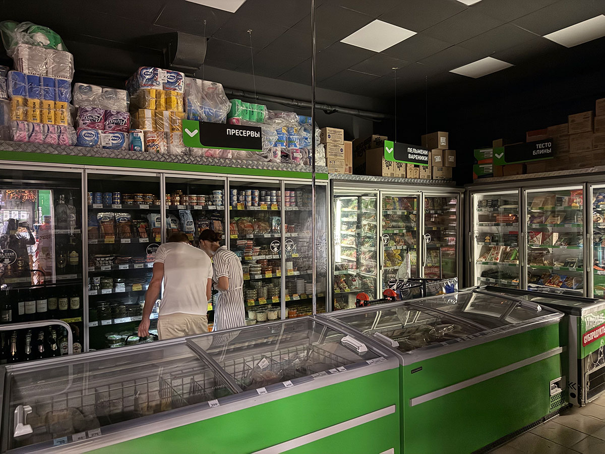 Некоторые продуктовые магазины работают на бензогенераторах 